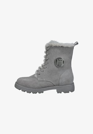 Graue Wildleder-Stiefeletten verfügen über einen Kunstfellbesatz, ein Metall-Logo-Detail und eine robuste Gummisohle mit Profilstollen. Schnürdesign mit sechs Ösen.