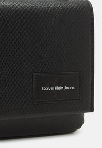 Calvin Klein Jeans SCULPTED FLAP SNAKE - Borsa a tracolla - black