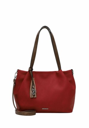 Borsa a mano in pelle rossa con manici marroni e tracolla, decorata con nappina di pelle appesa e piccolo ciondolo metallico.