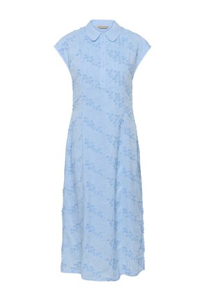 Vestido midi azul claro sin mangas con textura floral, tapeta frontal con botones y cuello redondeado.