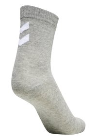 Grå bomuldsstrømpe med ribbet manchet, prydet med hvidt chevron-logo mønster. Glat tekstur og ankellængde design.