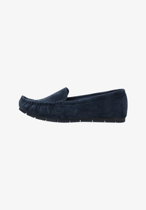 Navyblauwe suède herenloafer met mocassinnaad en rubberen zool, getoond in rechterzijaanzicht op een witte achtergrond.