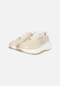 Sneakers atletici beige con tomaia in pelle liscia, lacci bianchi e suola piatta. Accentuati da un logo sottile sul lato e un design perforato.