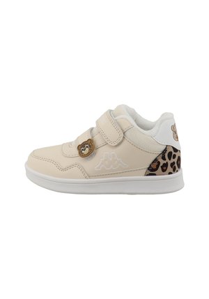 Kindersneaker in crèmekleur met klittenbandsluiting, beer gezicht decoratie en luipaardprint detail op de hiel. Zacht gevoerde enkelkraag.