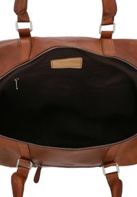 Ruskea nahkalaukku vetoketjulla. Sisäpuolella on tumma vuori ja pieni vetoketjullinen tasku. Kaksoiskahvat ja näkyvät metalliset yksityiskohdat.