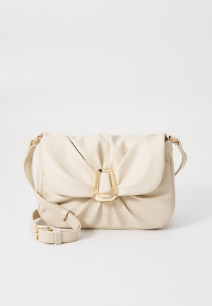 Cremefarvet imiteret læder crossbody taske med en plisseret front, guldfarvet hardware, justerbar strop og en drejelåsemekanisme. Kompakt og struktureret.