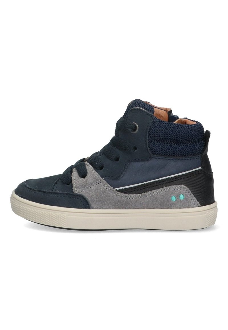 Marineblauwe en grijze hoge sneakers van suède en mesh, met ronde veters, een rubberen zool en subtiele teal accenten aan de zijkant.