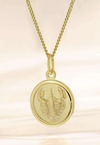Goldenes Hummer-Pendant an einer Kette, mit einer detaillierten Gravur eines Hummers in runder Form, glänzender Oberfläche und strukturierten Akzenten.