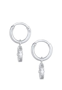 Pendientes de aro plateados con un charm texturizado. Diseño circular, acabado pulido, que presenta un acento colgante irregular y detallado.