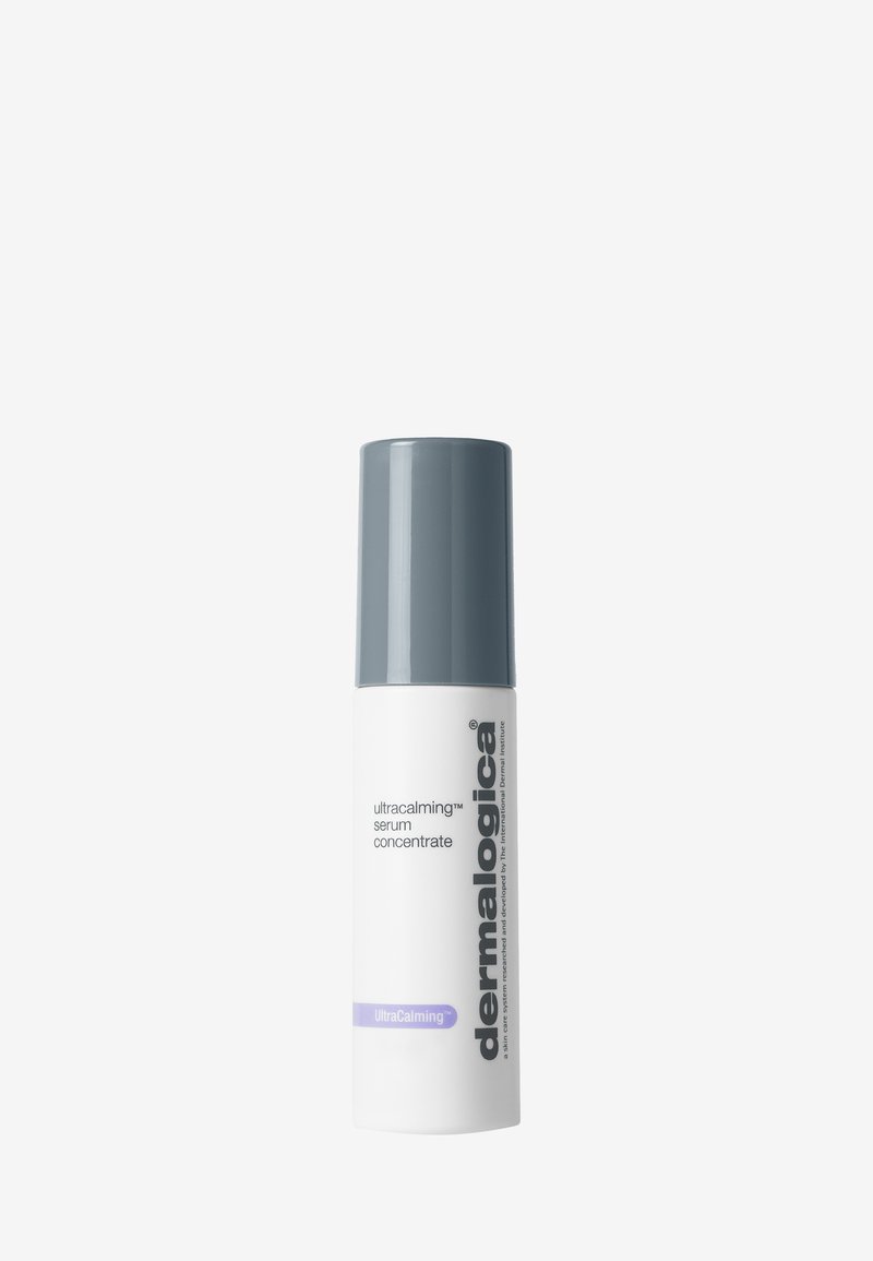 Weiße zylindrische Flasche mit grauem Deckel, beschriftet mit "dermalogica UltraCalming™ Concentrate", mit einem lila Akzent nahe dem Boden.