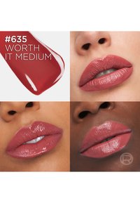 La teinte de rouge à lèvres #635 Worth It Medium présentée sous forme d'échantillon et portée avec des finis mat et brillant sur trois teintes de peau différentes.