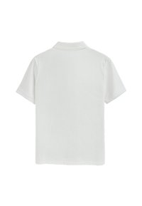 Witte polo met korte mouwen, gemaakt van gestructureerde katoen, met een klassieke kraag en een schoon, minimalistischer ontwerp zonder zichtbare patronen.