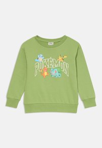 Felpa verde con una grafica di quattro Pokémon: Squirtle, Charmander, Pikachu e Bulbasaur, con testo bianco che recita "POKÉMON."