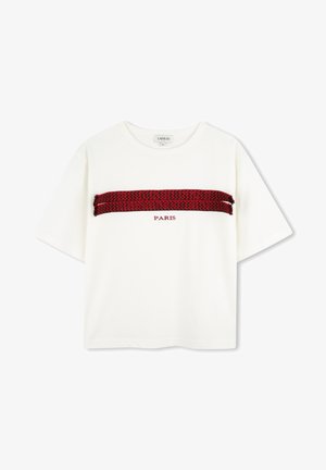 Witte T-shirt met korte mouwen en rode textuur horizontale strepen, met "PARIS" gedrukt eronder, ronde halslijn, Lanvin-label binnenin de kraag.