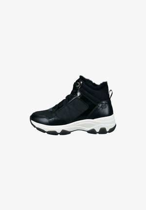 Schwarzer High-Top Sneaker aus einer Mischung von Leder und Stoff, mit strukturiertem Kragen, weißer Sohle und Akzentdetails wie Schnürsenkeln und Logo.