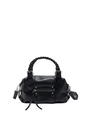Sac à main en cuir noir avec poignée tressée, poche frontale zippée et bandoulière amovible sur fond blanc.