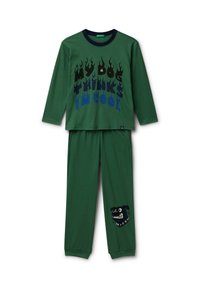 Groene katoenen pyjama set met lange mouwen en broek. Bevat vetgedrukte, multi-kleurige tekst en een cartoon hond graphic op de broekspijp.