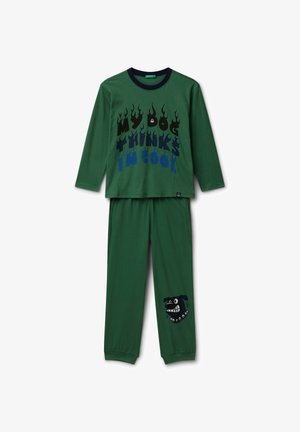 Conjunto de pijama de algodón verde con mangas largas y pantalones. Presenta un texto llamativo de múltiples colores y un gráfico de un perro de dibujos animados en la pierna del pantalón.