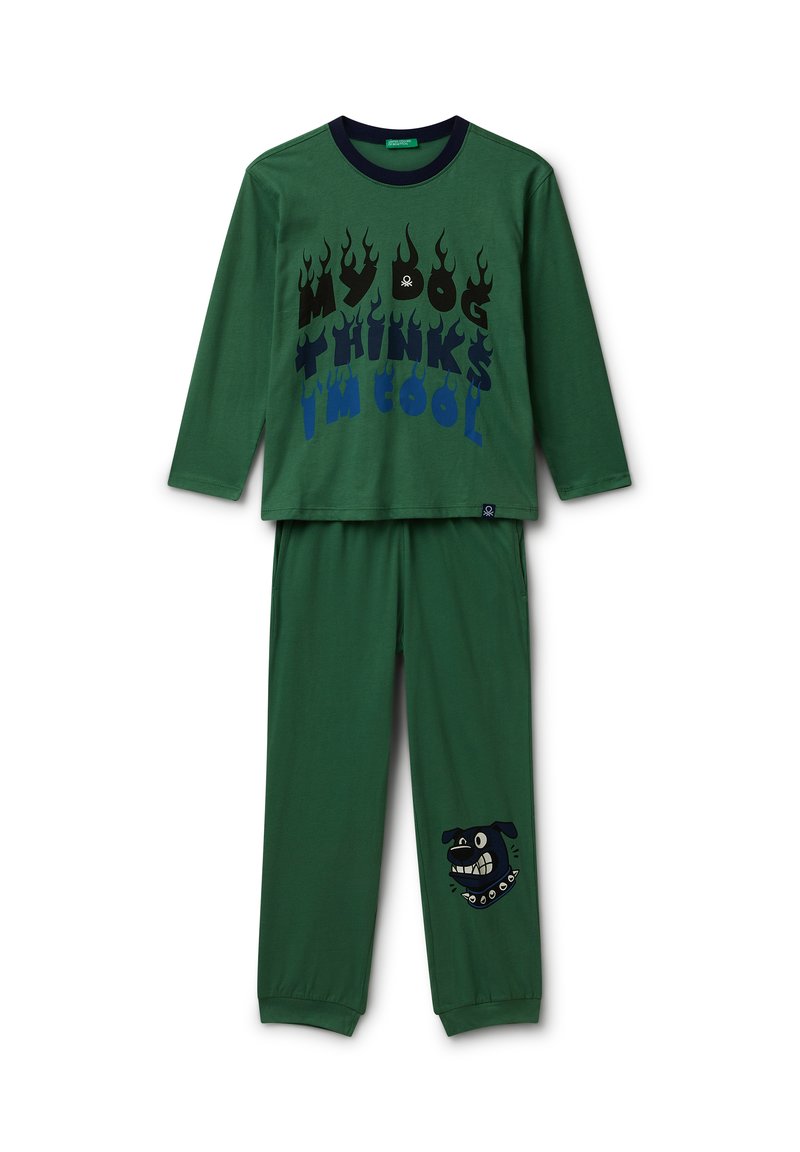 Groene katoenen pyjama set met lange mouwen en broek. Bevat vetgedrukte, multi-kleurige tekst en een cartoon hond graphic op de broekspijp.