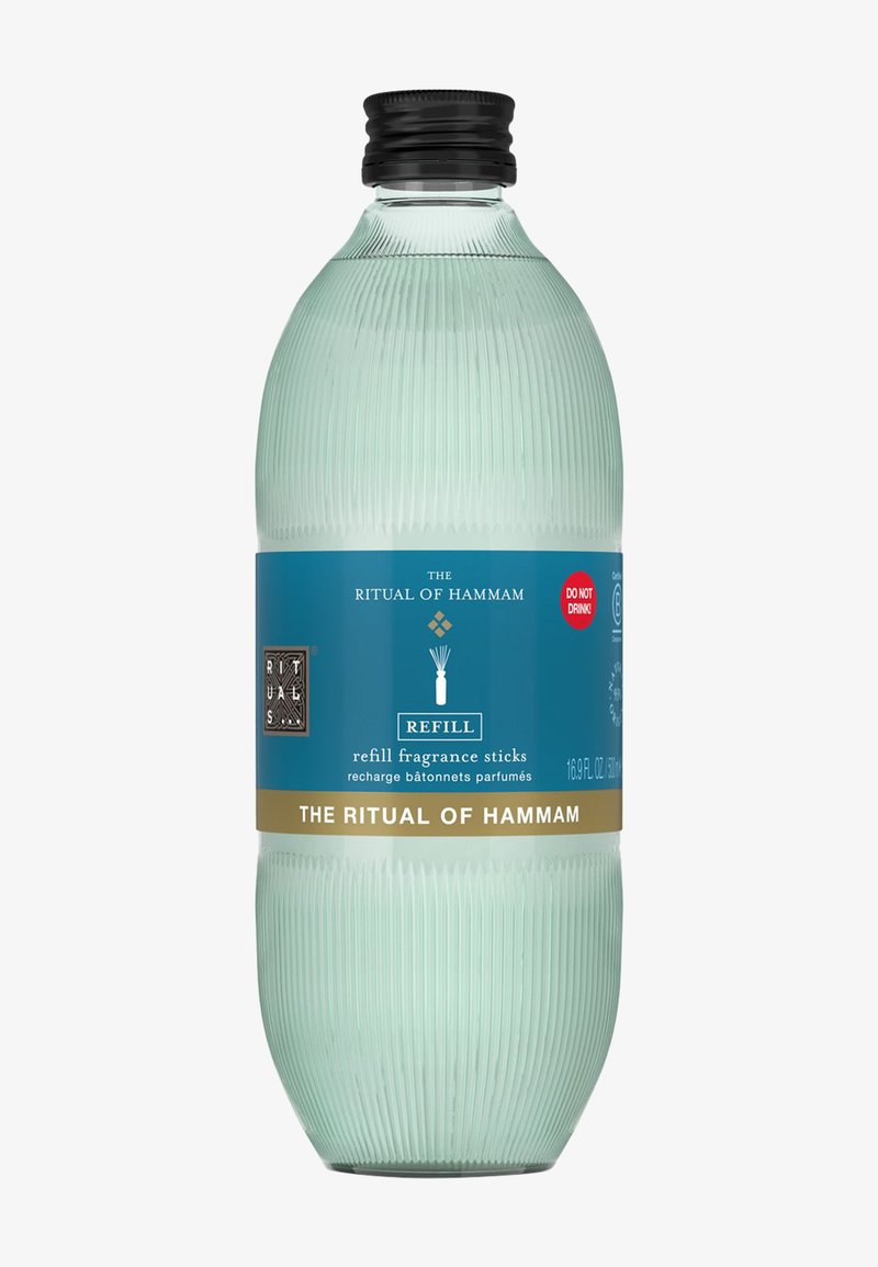 Heldere geribbelde plastic fles met zwarte dop en blauw etiket met daarop "The Ritual of Hammam" navulgeurstokjes, gemarkeerd met "Do not drink."