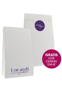 Weißer Geschenktüte aus strukturiertem Papier, mit einem lila runden Anhänger, auf dem Text und "Lucardi Juwelier" in Lila auf der Vorderseite gedruckt sind.