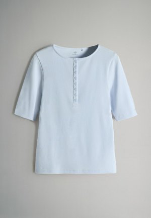 Lyseblå kortærmet top med rund halsudskæring, knaplukning i midten og tekstureret stof. Simpelt design uden mønstre.
