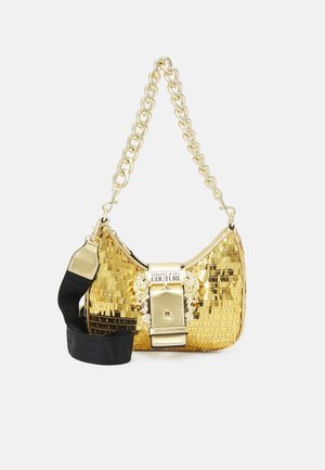 Goldfarbene Pailletten-Handtasche mit grobem Kettenhenkel, schwarzem Stoffriemen und dekorativer Schnalle mit der Beschriftung „Versace Jeans Couture.“