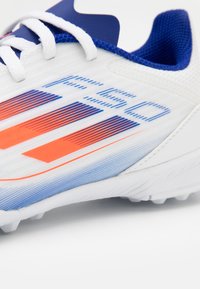 adidas Performance F50 LEAGUE TF J - Botines de fútbol para césped - footwear white/solar red/lucid blue
