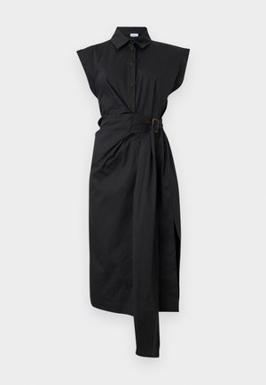 Μαύρο μίντι φόρεμα χωρίς μανίκια με γιακά, κουμπιά μπροστά, ασύμμετρη λαιμόκοψη και υφασμάτινη ζώνη με ορθογώνια αγκράφα στη μέση.