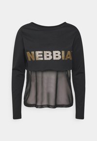 Crni top dugih rukava s krojenjem u obliku cropa, s donjim dijelom od mrežaste tkanine i "NEBBIA" natpisom u metalik zlatnoj boji na prednjem dijelu.