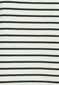 Tecido riscado com linhas horizontais alternadas em azul marinho e off-white, textura suave e listras de largura uniforme em todo o tecido.