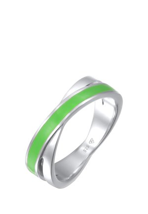 Anillo de plata con un diseño liso y retorcido que presenta una incrustación de banda verde brillante. Marcado con "925" para indicar calidad de plata esterlina.