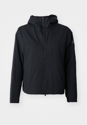 Must prak on kerge kangast musta kapuutsiga jakk. Omab esimest lukku, küljetaskut ja minimalistlikku disaini, millel on logo õlavarre kohal.