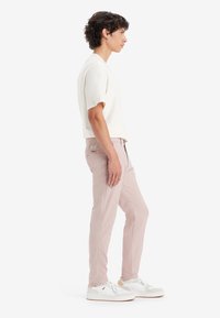 Levi's® XX CHINO SLIM TAPER PANTS - Chinos - adobe rose repreve cool