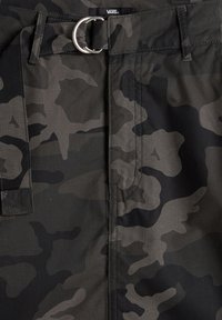 Tarnhosen in Dunkelgrau und Schwarz. Mit einer geschlungenen silbernen Schnalle, einer vorderen Naht und einem strukturierten Stoff mit unterschiedlichen Camouflage-Mustern.