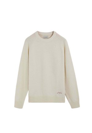 Suéter de punto color crema con cuello redondo, mangas raglán largas y puños y dobladillo acanalados, con un pequeño logo bordado cerca del dobladillo inferior.