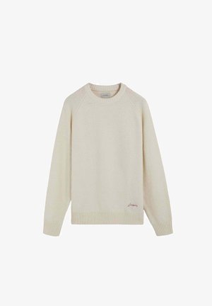 Suéter de punto color crema con cuello redondo, mangas raglán largas y puños y dobladillo acanalados, con un pequeño logo bordado cerca del dobladillo inferior.