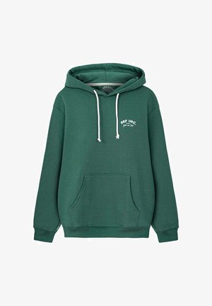 Zielona, organiczna bawełniana bluza z kapturem, z kieszenią z przodu, sznurkiem do regulacji kaptura i białym haftowanym logo na piersi. Miękka faktura i luźny krój.