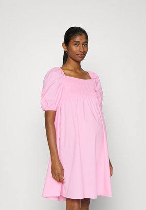 Vestido rosa com mangas balão e decote em quadrado, corpete franzido e saia fluida. Feito de tecido leve, com uma textura suave.