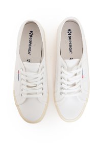Sneakers bianchi in tela con punta rotonda, design con lacci, suola in gomma, occhielli argentati e accenti con logo sul lato. Taglia 42 indicata all'interno.