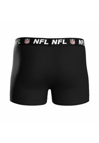 Boxers negros con una amplia cinturilla que presenta el texto y el logo repetidos de "NFL", fabricados con una tela suave y un diseño ajustado.