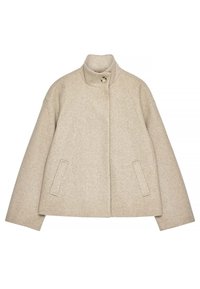 Bež villa jope kõrge kraega, ühe nööbi kinnitusega ja kahe küljetaskuga. Omab kastjat siluetti ja pehmet tekstuuri.