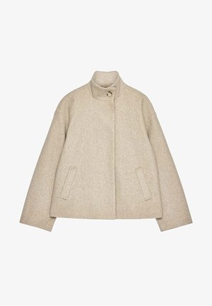 Beige Wolljacke mit hohem Kragen, Ein-Knopf-Verschluss und zwei seitlichen Taschen. Besitzt eine kastige Silhouette und eine weiche Textur.