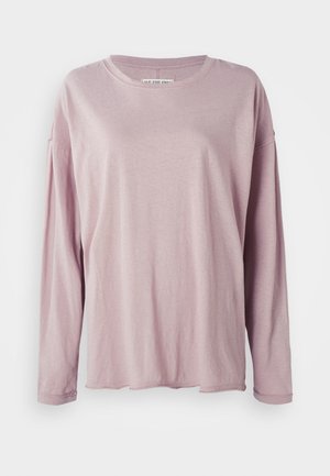 Langærmet, lys rosa T-shirt lavet af blødt stof, med rund hals og en afslappet pasform med sænkede skuldre.