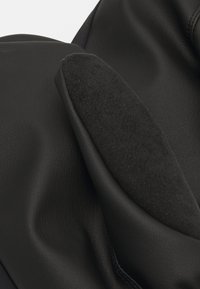 Čierne kožené rukavice s jemným čiernym fleece vrúbkom. Koža má hladkú textúru a dizajn je elegantný a priliehavý.