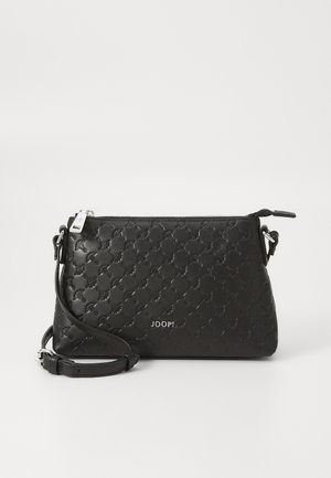 Svart lærhåndveske med en teksturert mønster, glidelås og justerbar skulderrem. Logo synlig foran.