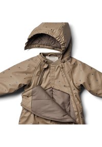 Tan vandtæt jakke med kviltet indvendig for, udstyret med hætte, tryklåse og et geometrisk mønster af små sølvfirkanter.