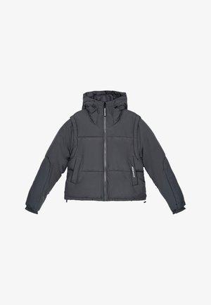 Szürke párnázott dzseki kapucnival, elülső cipzárral, két oldalsó zsebbel és elasztikus mandzsettákkal a melegség és kényelem érdekében.