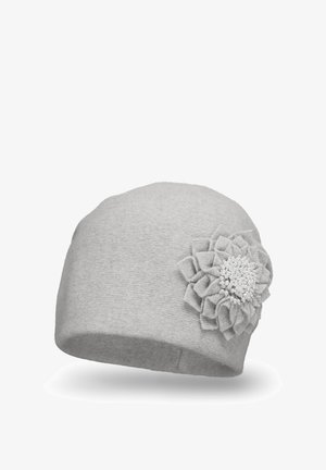 Beanie gri tricotat cu o suprafață texturată, având un accent decorativ sub forma unei flori din material și perle pe lateral.
