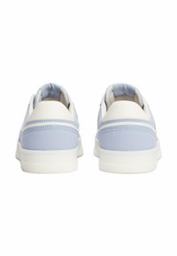 Sneakers azzurri chiari con accenti bianchi, visti da dietro, con una texture liscia e un colletto imbottito.